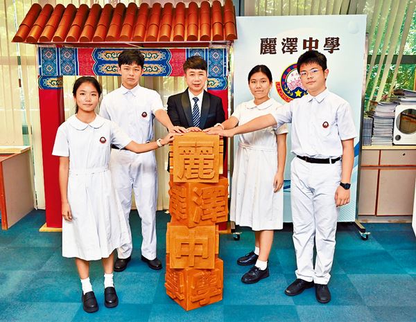 李潔明校長與學生合照